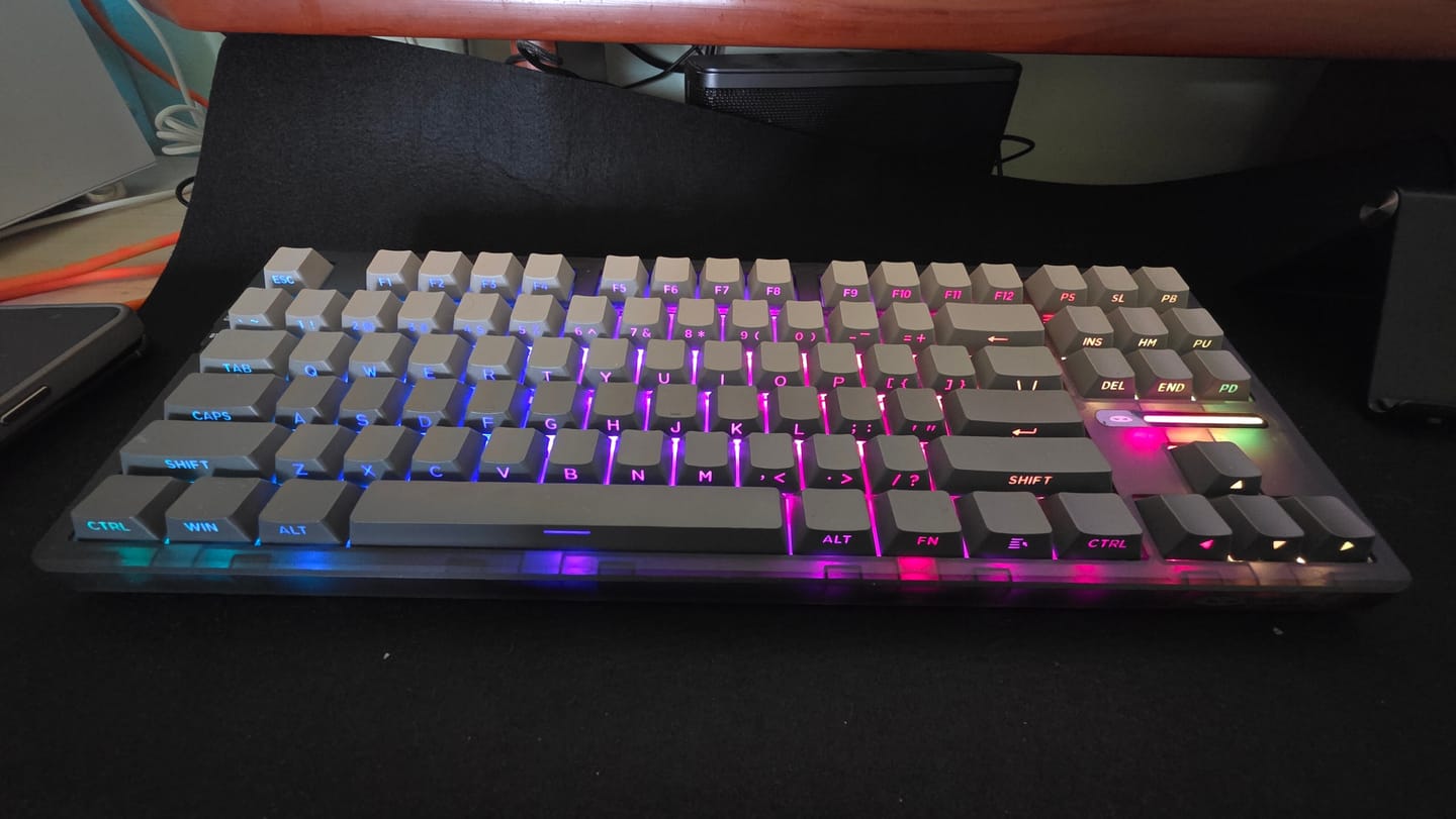 Customer photo review of Tastatura Mecanica Gaming Timebox, Wireless, Silentioasa, Layout 80%, Lumini RGB, 87 taste PBT, Bluetooth, 2,4G, cablu Type-C, Structura Gasket, Blue Whale Switch, Portabila, Hot-Swappable Compatibila Windows, Mac
