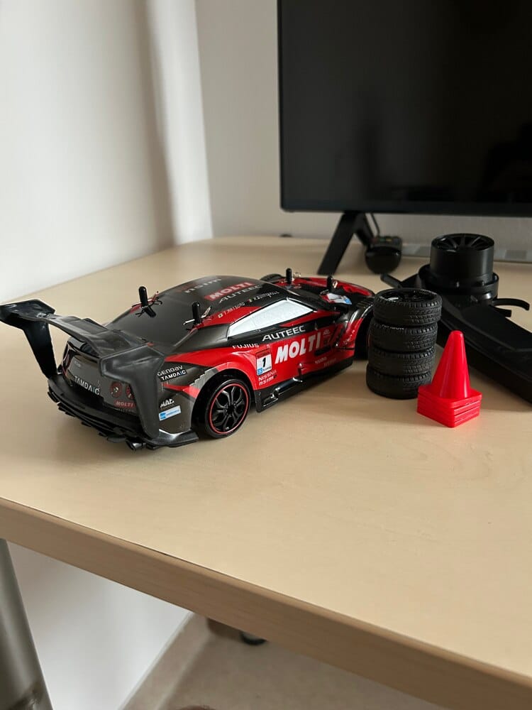 Customer photo review of Masina cu telecomanda RC, Timebox, Drift car, 30km/h, 4x4, lumini LED, cauciucuri interschimbabile, 2 baterii tip acumulator incluse, 1:16, Negru/Rosu