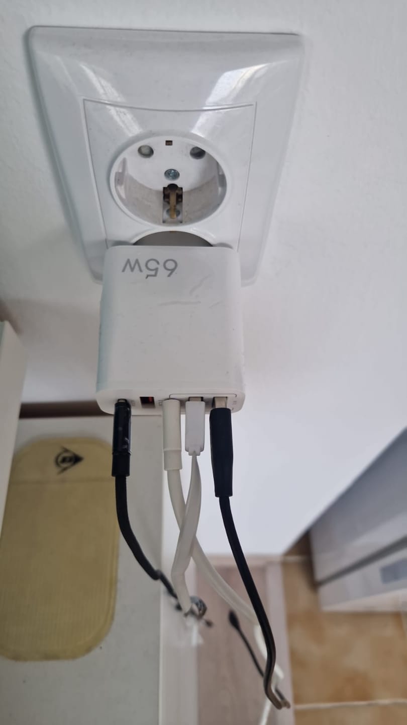 Customer photo review of Incarcator Retea, 5 Porturi, 65W Fast Charge, 3 x USB, 2 x Type-C, Cablu de date inclus USB-C Negru, Universal, Alb