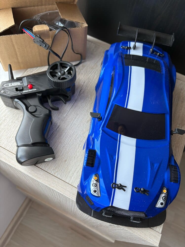 Customer photo review of Masina cu telecomanda RC, Timebox, Drift car, 20km/h, lumini LED, cauciucuri interschimbabile, 2 baterii tip acumulator incluse, 1:16, Albastru