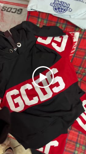 Recensione con video di un cliente su Felpa con cappuccio con logo a fascia GCDS