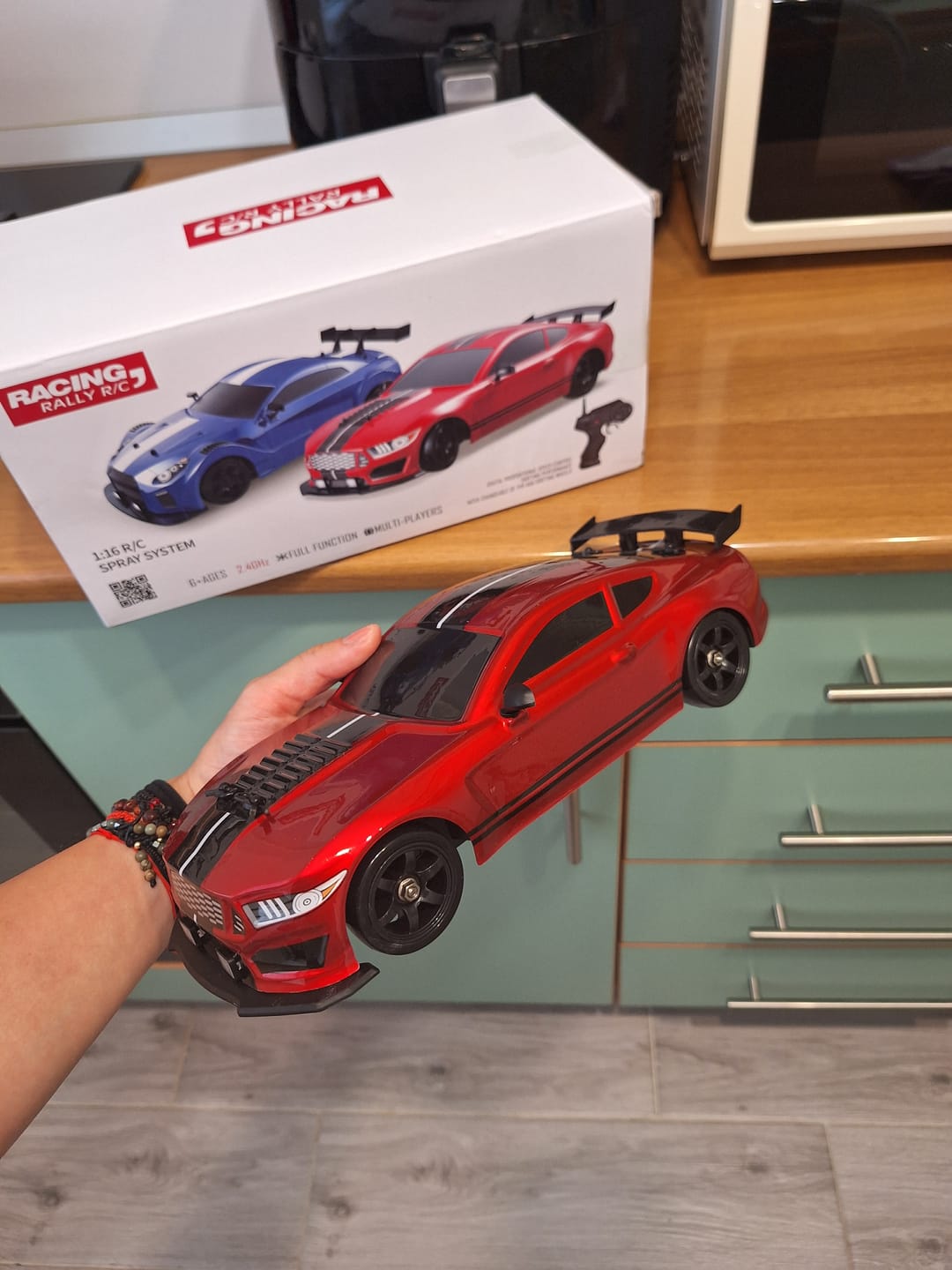 Customer photo review of Masina cu telecomanda RC, Timebox, Drift car, 20km/h, lumini LED, cauciucuri interschimbabile, 2 baterii tip acumulator incluse, 1:16, Rosu/Negru