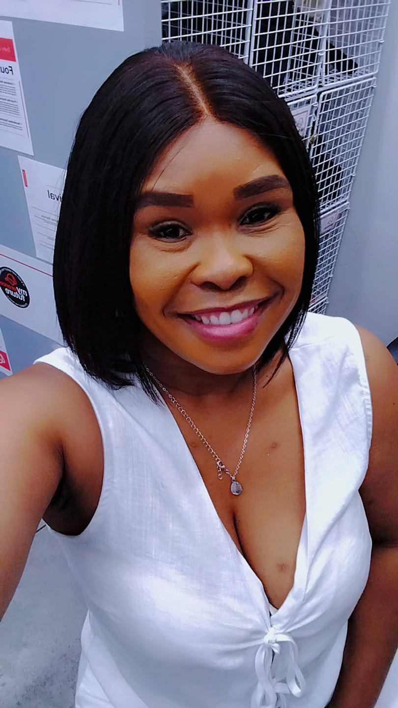 Customer photo review of Double Drawn Short Blunt Cut Glue-less 8 inch Bob Wig