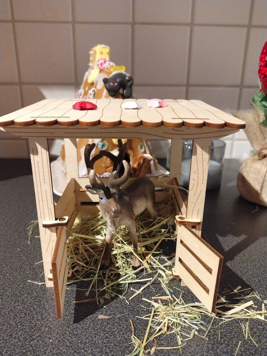 Customer photo review of Wichtel´s Bester Freund - Rentier Stall inkl. Stallstreu