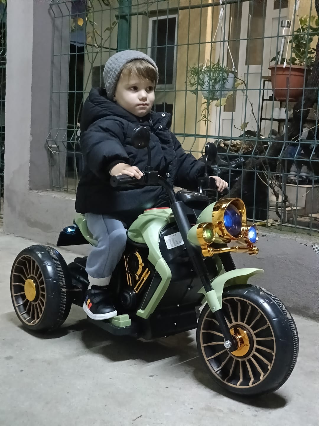 Customer photo review of Motocicleta electrica Timebox pentru copii 3+ ani, Cu 3 roti, Functie mers inainte/inapoi, Faruri, Claxon, Muzica, Povesti, Viteza 9-11 km/h, Greutate maxima suportata 60 kg, Verde