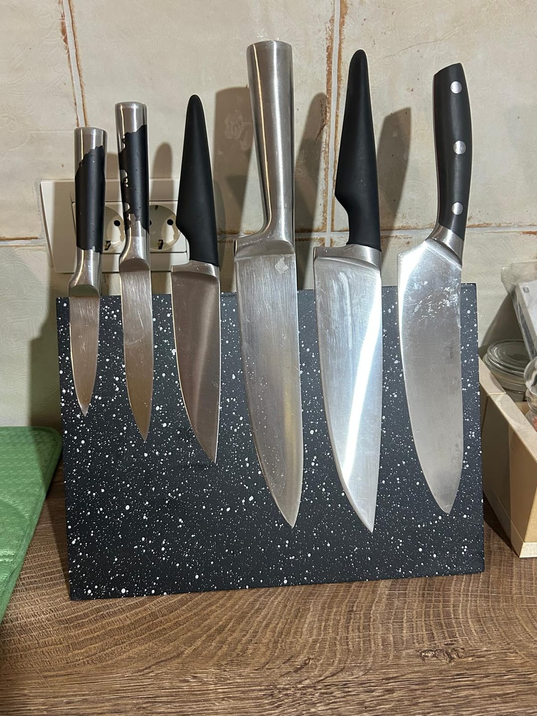 Customer photo review of Suport magnetic Timebox pentru cutite, Din lemn cu magnet, Capacitate 7-9 cutite, Design elegant si stabil, Fara asamblare, Ideal pentru depozitare si expunere in bucatarie, Negru