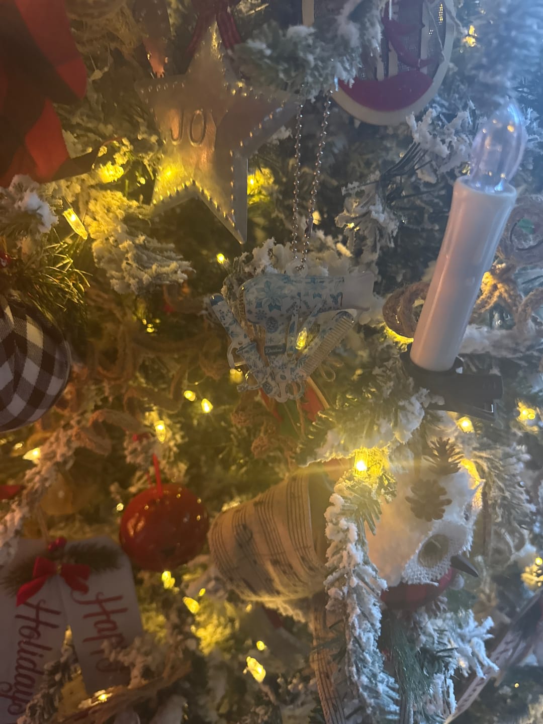 Customer photo review of Hairstylist Toile de Jouy Ornament, Personalized Christmas Acrylic Ornament, Gift For Hairdresser, Stylist or Salon Owner
