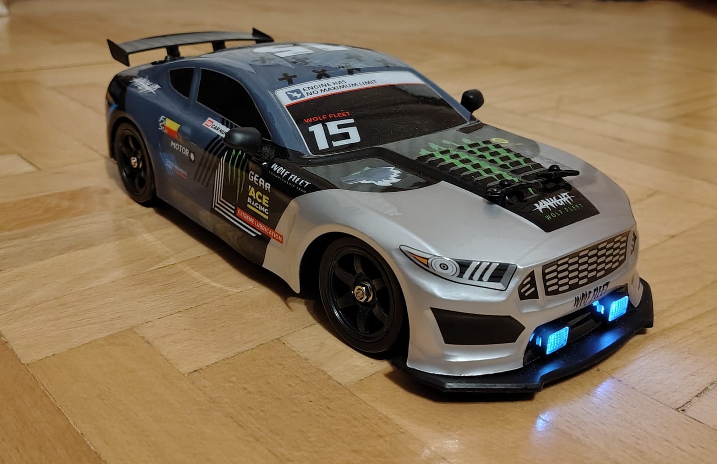 Customer photo review of Masina cu telecomanda RC, Timebox, Drift car, 20km/h, lumini LED, cauciucuri interschimbabile, 2 baterii tip acumulator incluse, 1:16, Gri/Albastru