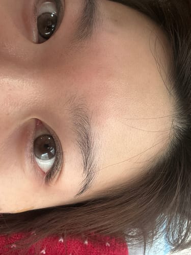 レビューアーが「Dolly Kristin 1Day - チョコ」を着用した目元のクローズアップ。透明感のある茶色の瞳になっています。