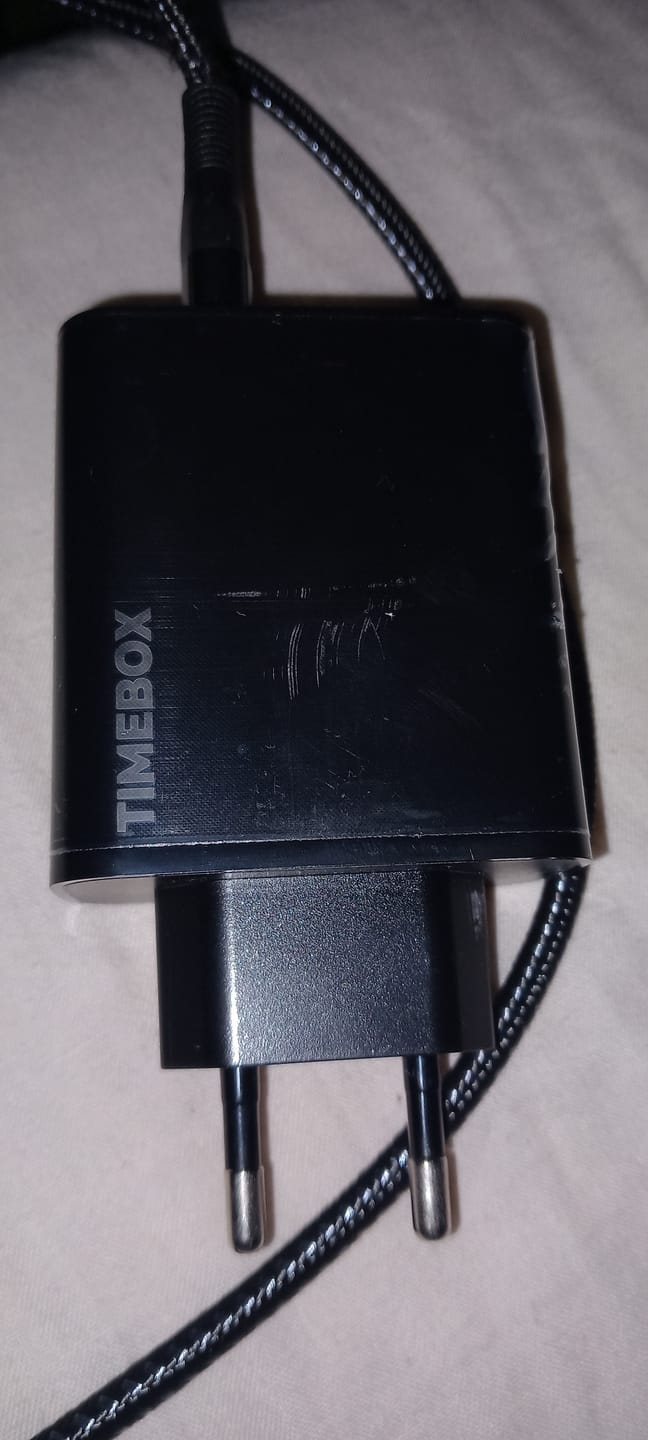 Customer photo review of Incarcator Retea, 5 Porturi, 65W Fast Charge, 3 x USB, 2 x Type-C, Cablu de date inclus USB-C, Universal Compatibil iPhone, Huawei, Samsung, Xiaomi, Negru