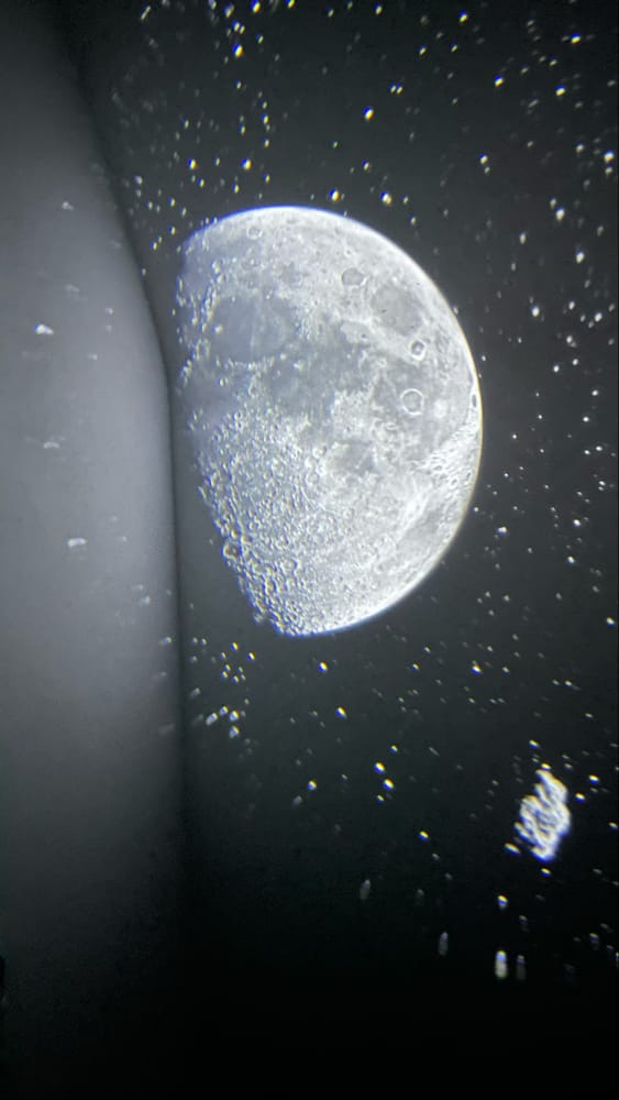 Customer photo review of Lampa de veghe tip proiector stele, galaxii pentru camera, 12 discuri de proiectie cu sistemul solar, pamant, luna si galaxii, rotativ 360°, Alb