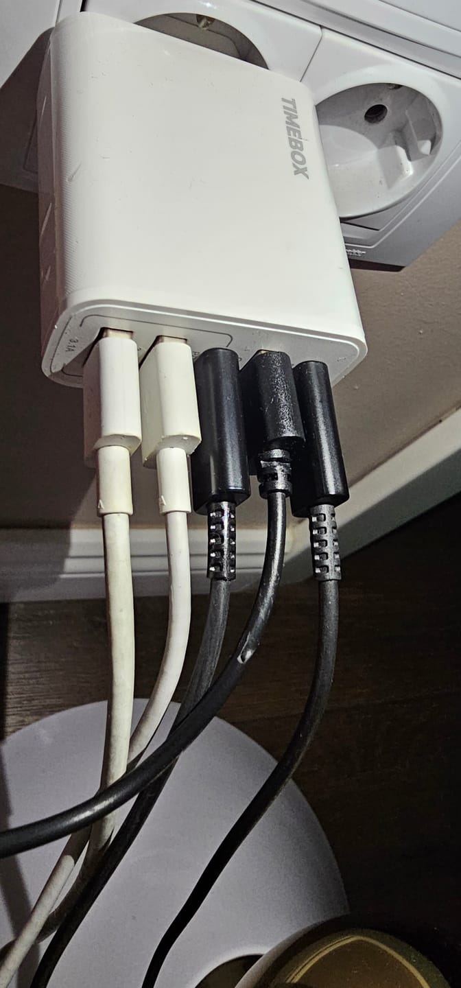 Customer photo review of Incarcator Retea, 5 Porturi, 65W Fast Charge, 3 x USB, 2 x Type-C, Cablu de date inclus USB-C Negru, Universal, Alb