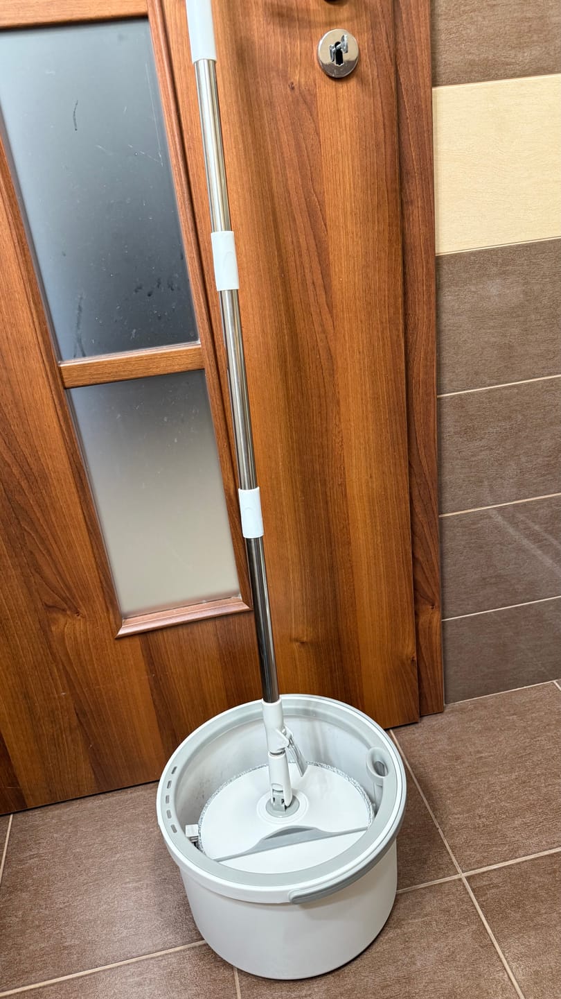 Customer photo review of Set Mop Rotativ cu Galeata si Sistem Separat Apa Curata/Murdara – Mop Tip Flat cu Cap din Microfibra, Tija Inox Reglabila 108-128cm, Fara Stoarcere Manuala, Curatenie Eficienta Fara Efort, Alb/Gri
