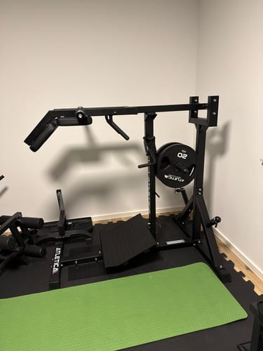 Kundenbild der aufgebauten, schwarzen HyperSquat Kniebeuge- und Wadenmaschine in einem Heimgym.