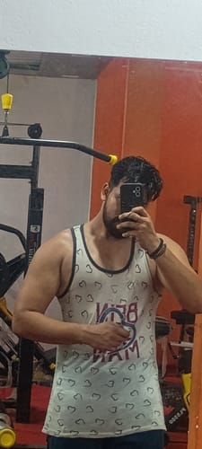 Reviewer in a gym showing their physique after using Wellcore Creatine Monohydrate.