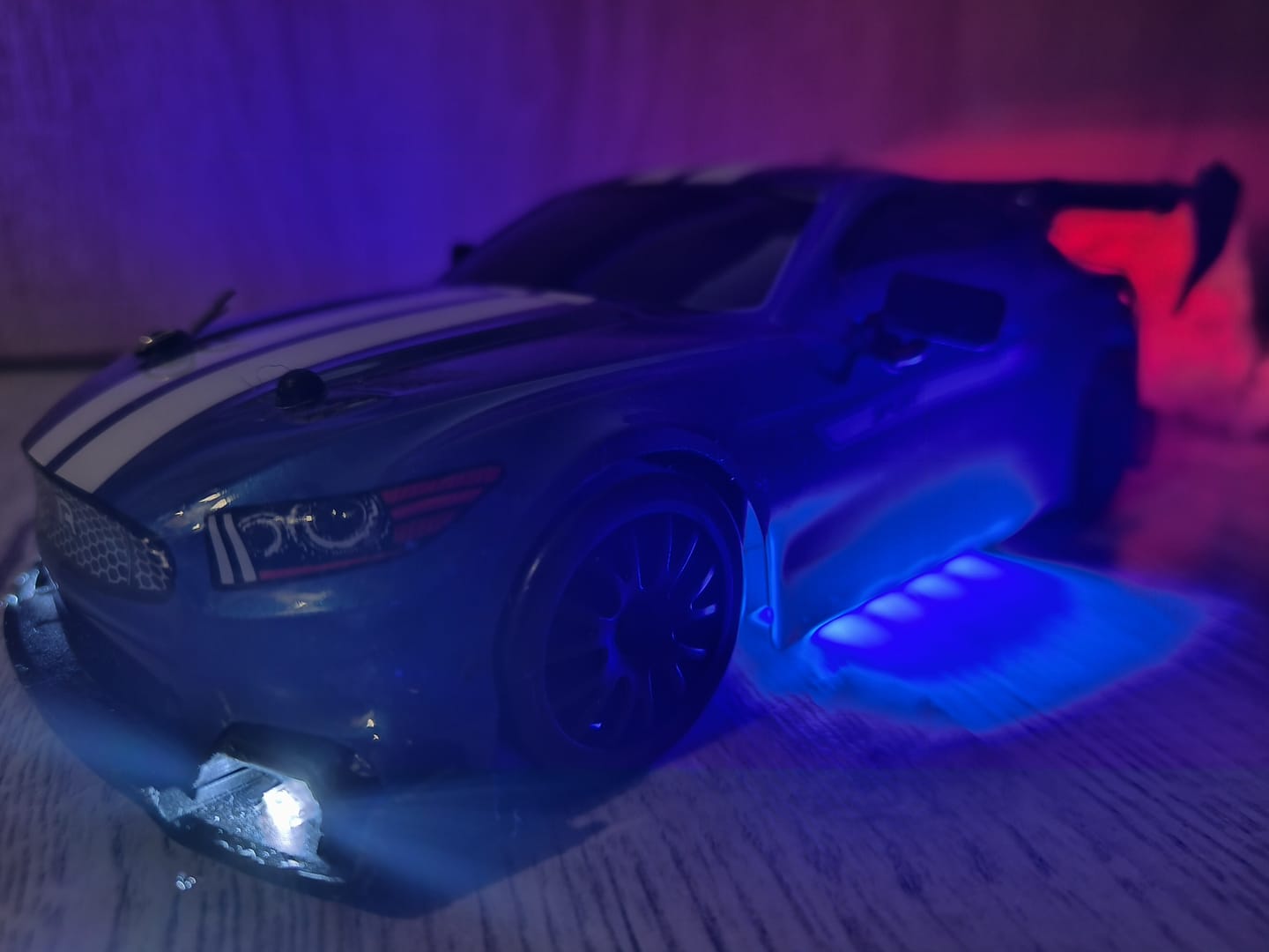 Customer photo review of Masina cu telecomanda RC, Timebox, Drift car, 30km/h, 4x4, lumini LED, cauciucuri interschimbabile, 1 baterie tip acumulator inclusa, 1:24, Albastru
