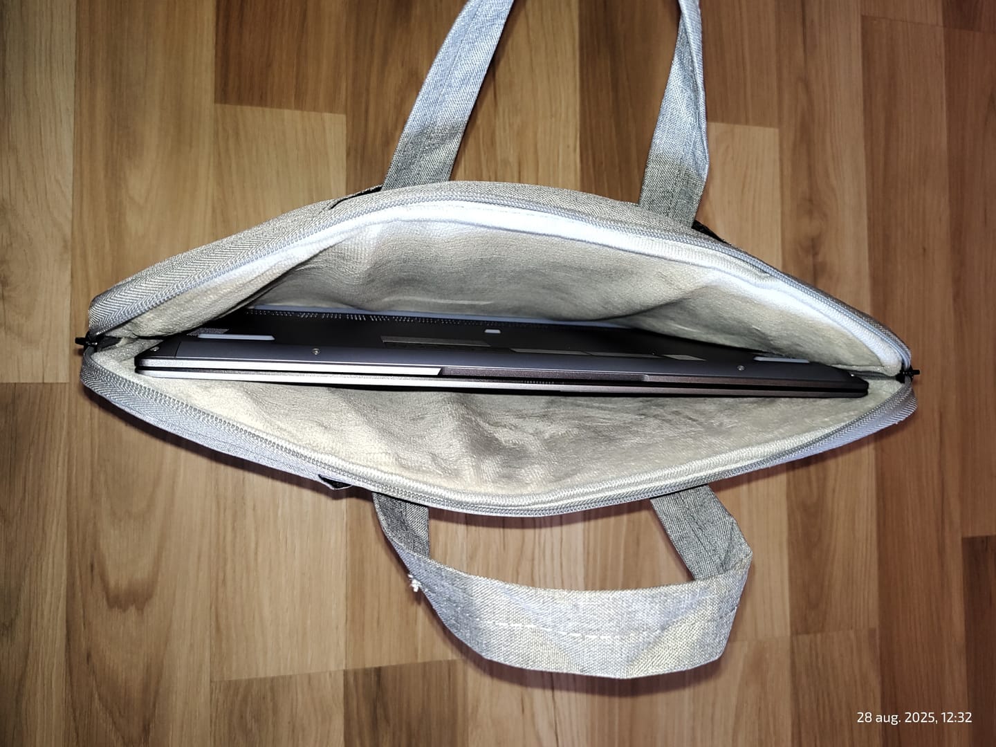 Customer photo review of Geanta laptop portabila Timebox, 13'', 14'', 15'', 16'' inch, pentru notebook, ultrabook, captusit interior cu microfibra, 3 buzunare exterioare, impermeabila, compatibila Macbook Pro, Air, Gri