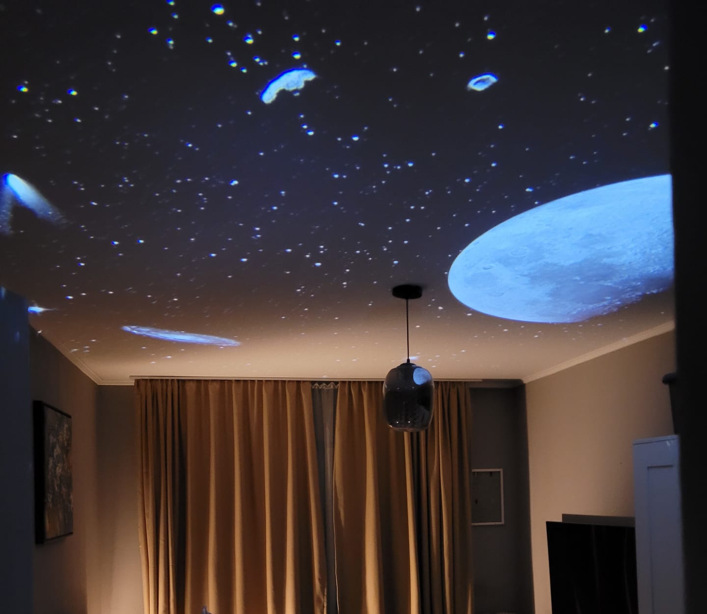 Customer photo review of Lampa de veghe tip proiector stele, galaxii pentru camera, 12 discuri de proiectie cu sistemul solar, pamant, luna si galaxii, rotativ 360°, Alb