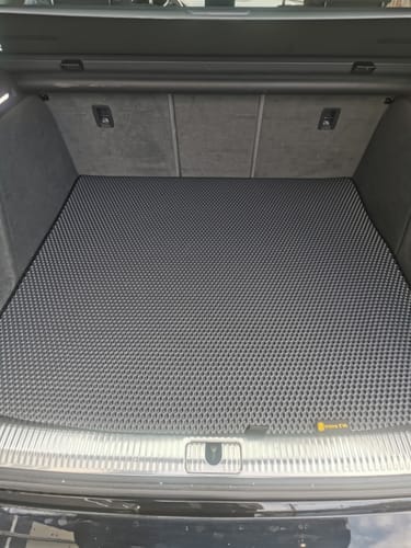 Recenzenta dopasowana mata do bagażnika w bagażniku samochodu.