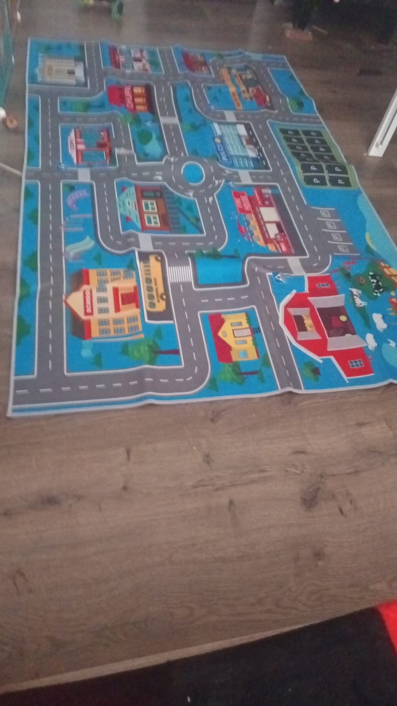 Customer photo review of Covor Copii cu Design Orasel si Drumuri, Model Interactiv cu Ferma, Scoala, Politie si Spitale, Material Moale si Lavabil, Perfect pentru Camera Copiilor sau Spatiul de Joaca, Albastru deschis, 100*160cm