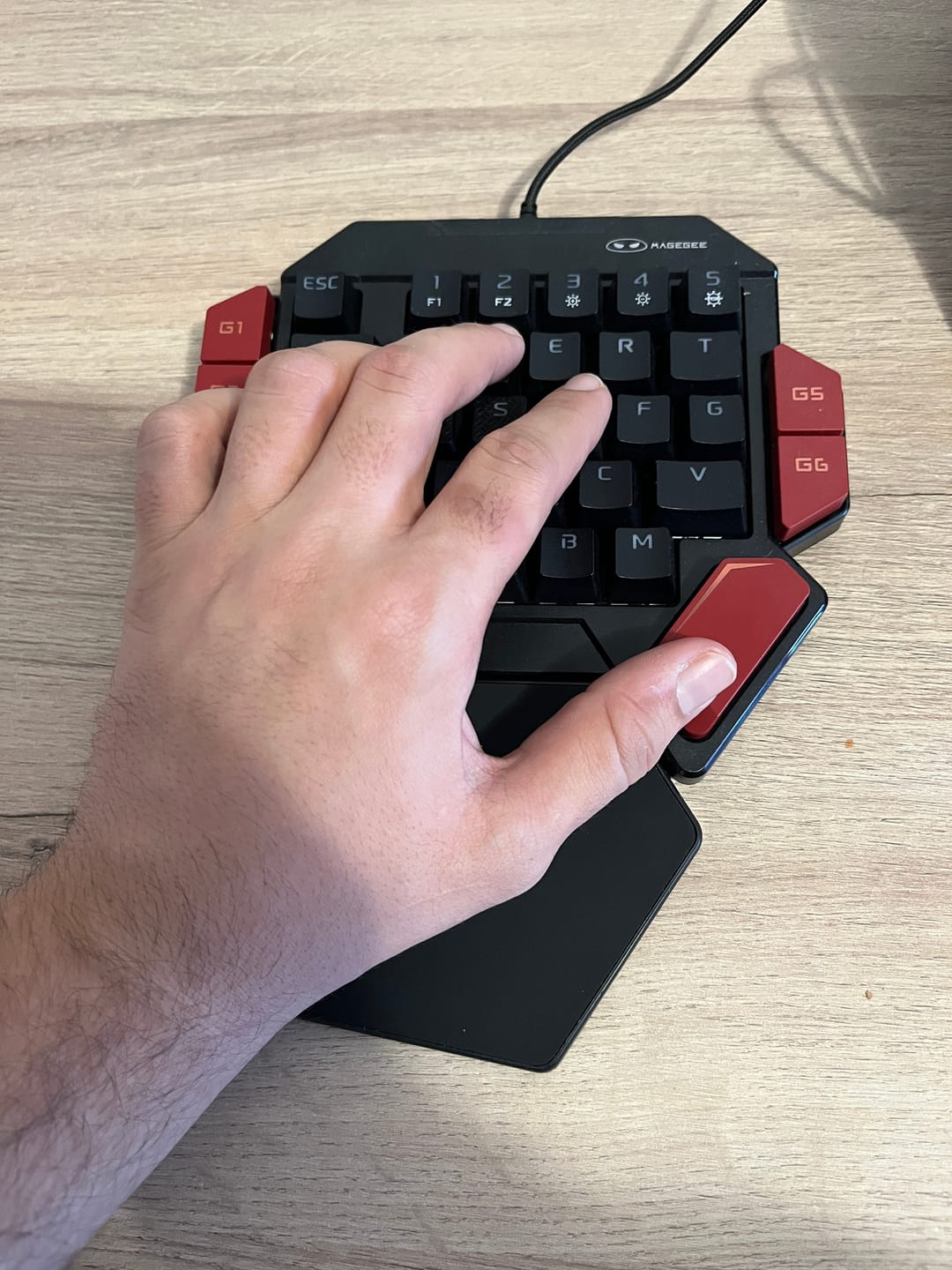 Customer photo review of Tastatura Mecanica Gaming Timebox One Hand, iluminare RGB, 35 taste, 6 Functii Macro, suport incheietura, cu cablu, Blue Switch, Portabila, Compatibil Windows, Mac, Negru