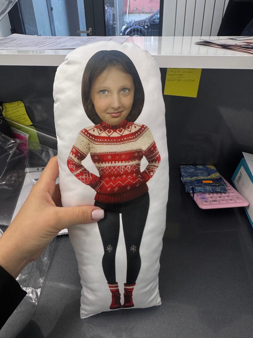 Customer photo review of Персонализирана Възглавничка с Лице "Удобен Коледен Пуловер"
