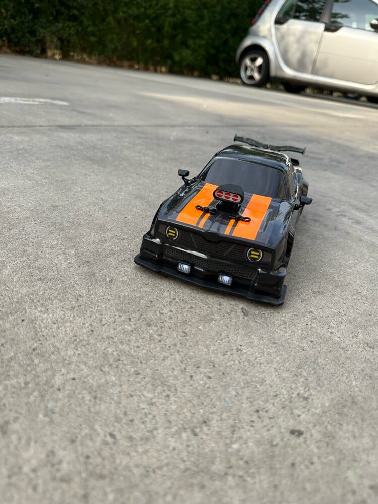 Customer photo review of Masina cu telecomanda RC, Timebox, Drift car, 20km/h, lumini LED, cauciucuri interschimbabile, 1:16, 2 baterii tip acumulator incluse, Negru/Portocaliu