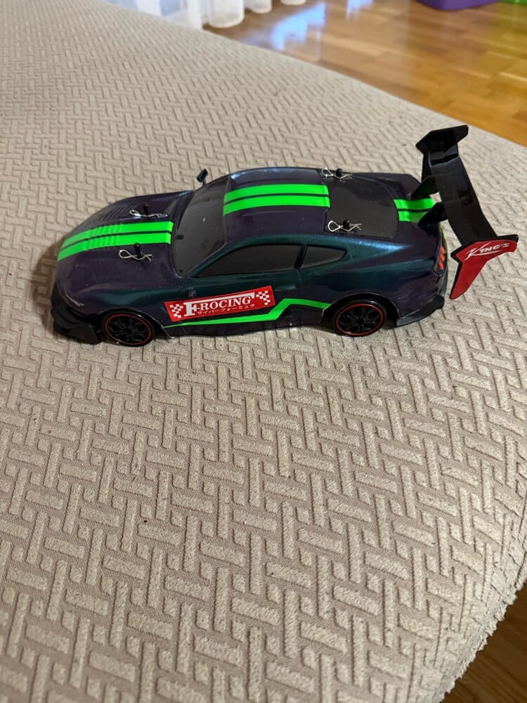 Customer photo review of Masina cu telecomanda RC, Timebox, Drift car, 30km/h, 4x4, lumini LED, cauciucuri interschimbabile, 2 baterii tip acumulator incluse, 1:16, Verde