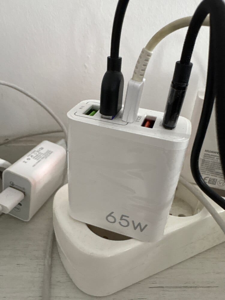 Customer photo review of Incarcator Retea, 5 Porturi, 65W Fast Charge, 3 x USB, 2 x Type-C, Cablu de date inclus USB-C Negru, Universal, Alb