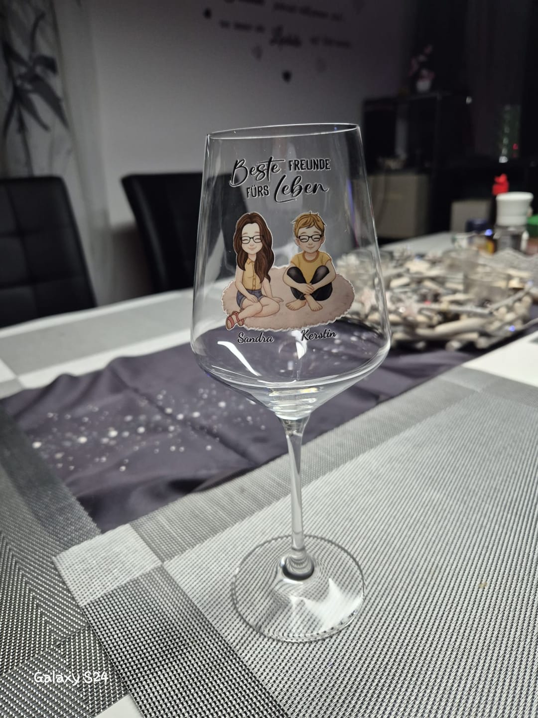 Customer photo review of Auf uns - Personalisiertes Weinglas für beste Freundinnen