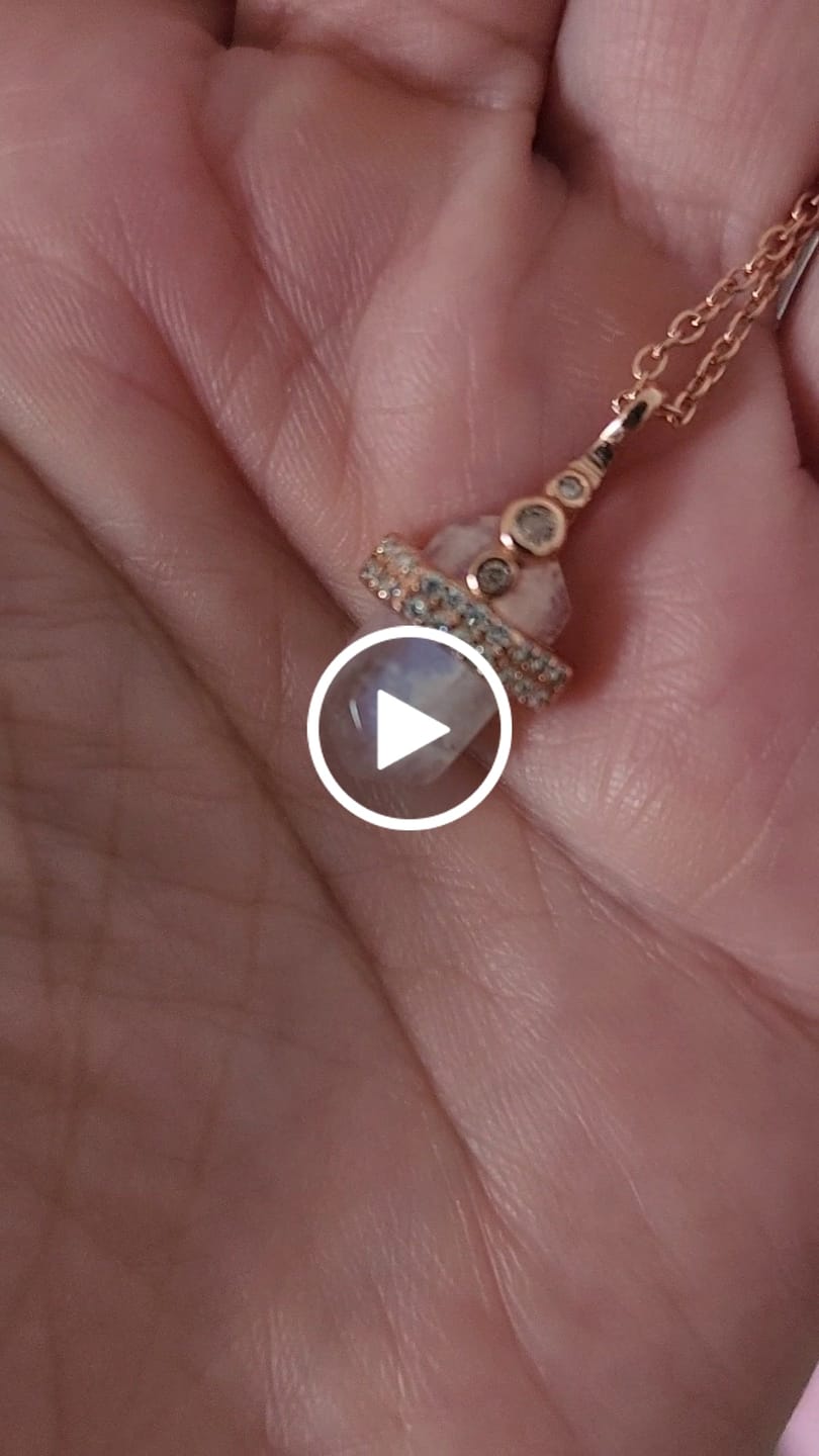 Customer video review of Mondstein Halskette - Hexagon mit Kristallen