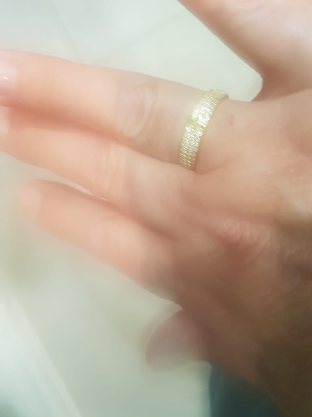 Customer photo review of Bague Délicate Croix Étincelante