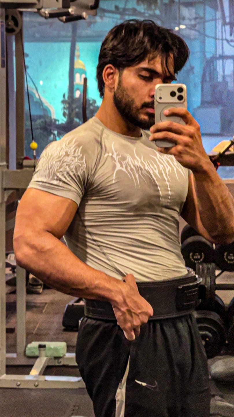 Customer photo review of WRAITHSKIN COMPRESSION T-SHIRT [DIVINITY GREY]