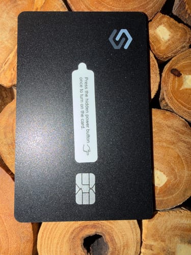 Customer's black SPOTMINDERS Tracking Card PRO showing the instructional sticker for the power button.