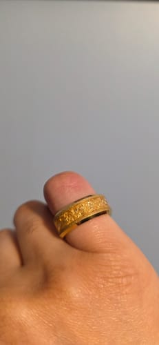 Customer showing the fit of the textured gold Aureum ring on their thumb.