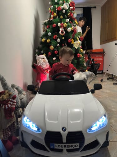 Reseña con foto de un cliente sobre Carro Elétrico para Criança BMW M4 12v Branco c/ RODAS DE BORRACHA & ASSENTO EM PELE