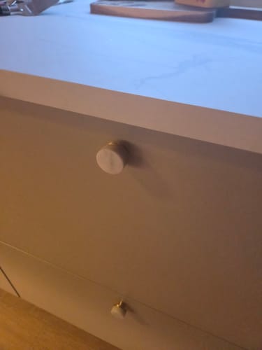 Kundens hvite Paris-marmorknott montert på en lys skuff.