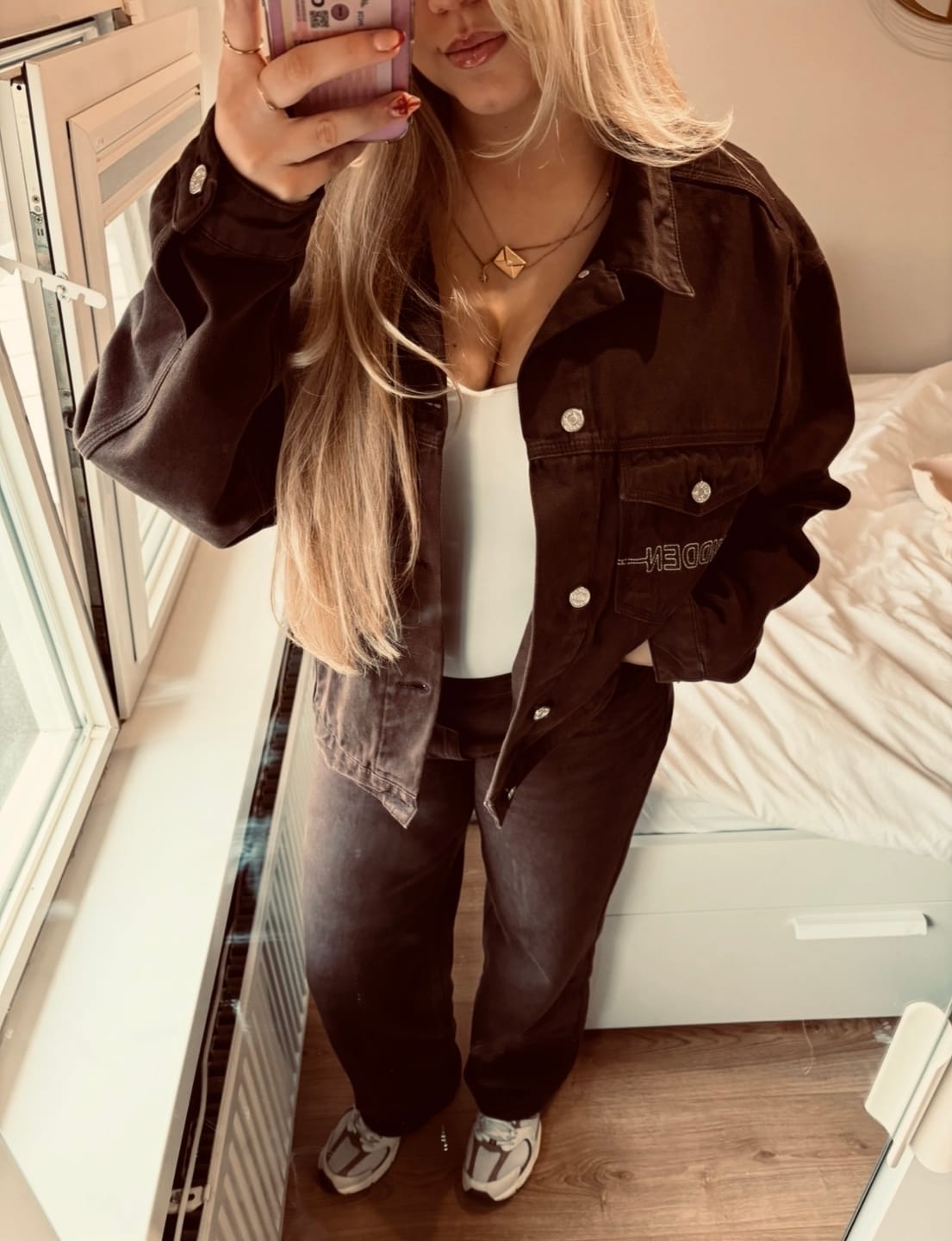 Customer photo review of LOGO STITCH JEANS DARK BROWN