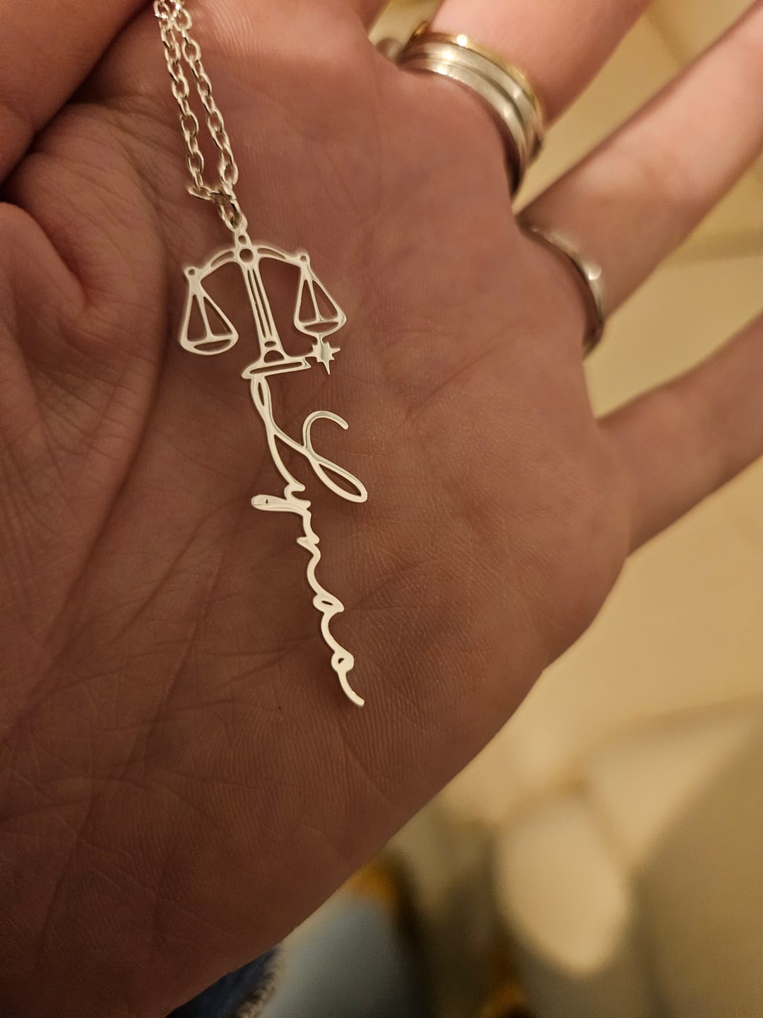 Customer photo review of Collier Signe Astrologique Personnalisé