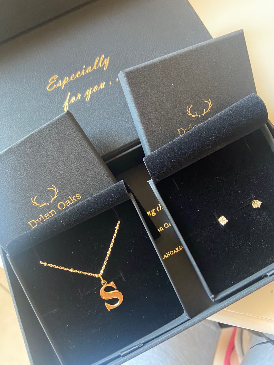 Customer photo review of S Initial Pendant Necklace + FREE Diamond Studs Gold