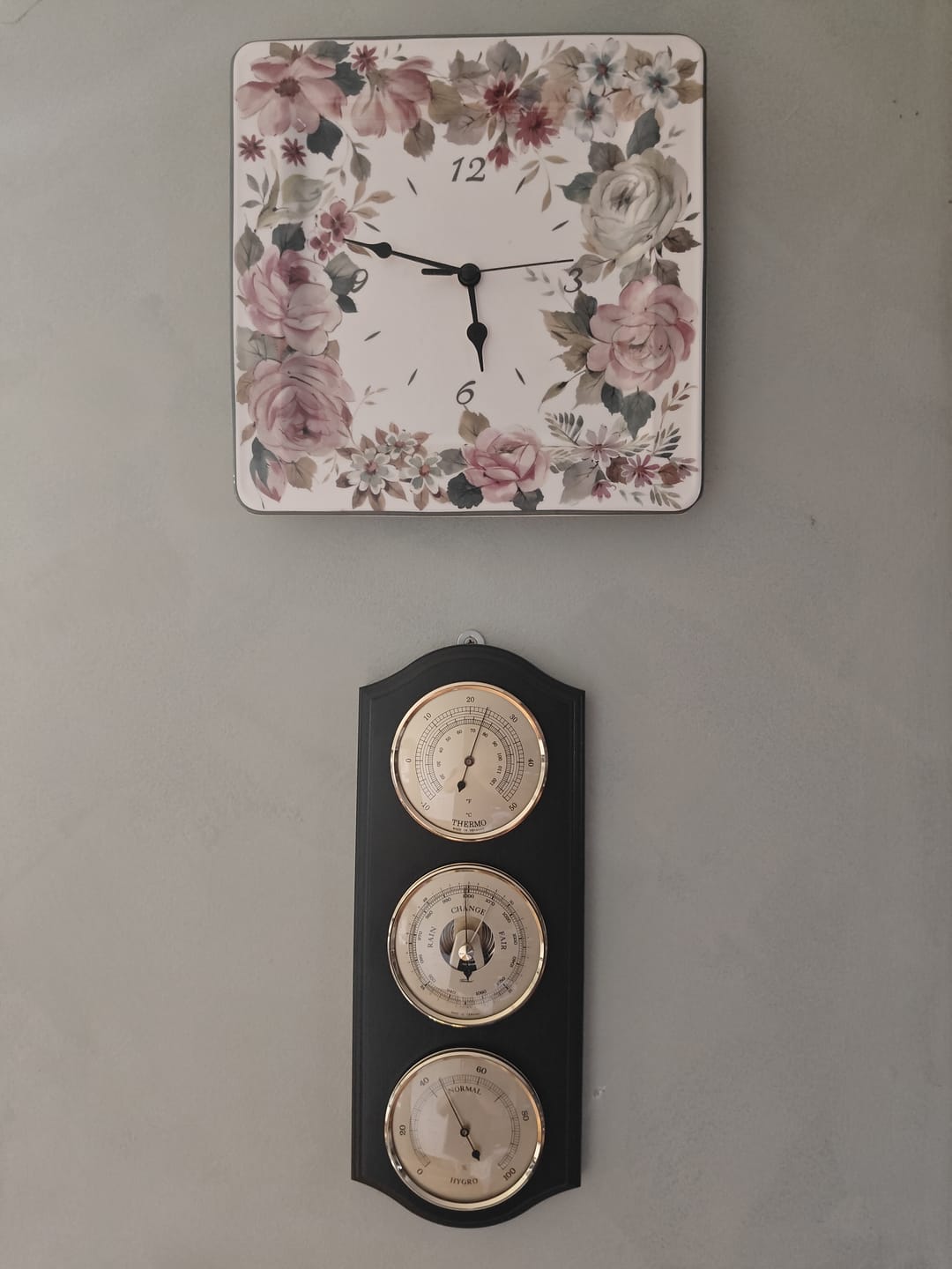 Customer photo review of Ebony & Brass Weatherstation-3 in 1 - Hygrometer + Barometer + Thermometer