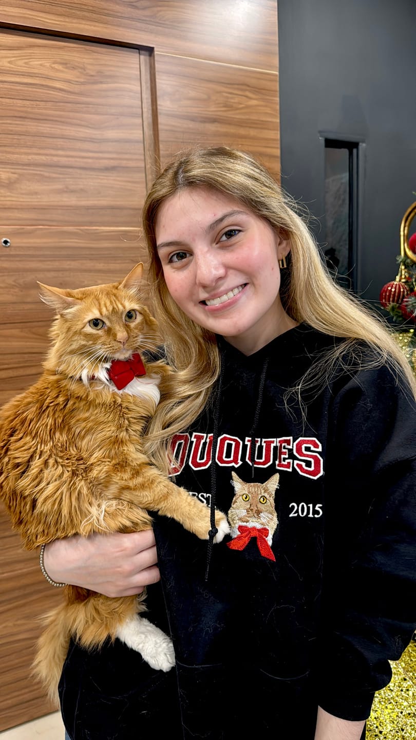 Customer photo review of 🐾 College con bordado hiper-realista 🧵