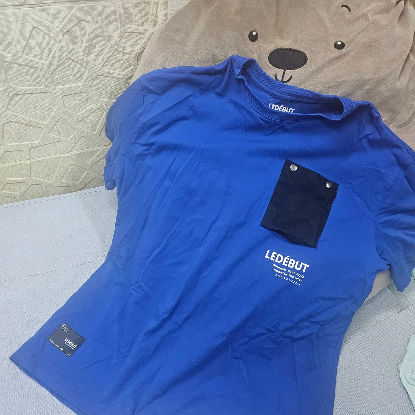 Customer photo review of Unisex Pocket Detail Oversized Tee