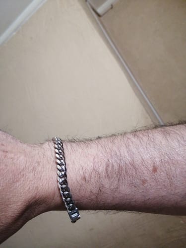 Primer plano de la Pulsera Cuban de 8mm en la muñeca de un cliente.