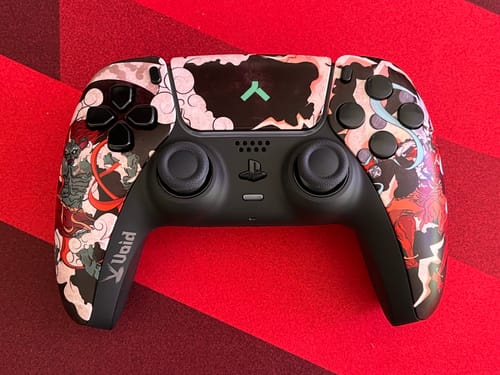お客様のAlliance x Void Gamingコラボコントローラー。赤いマットの上に置かれ、和風のイラストが描かれています。