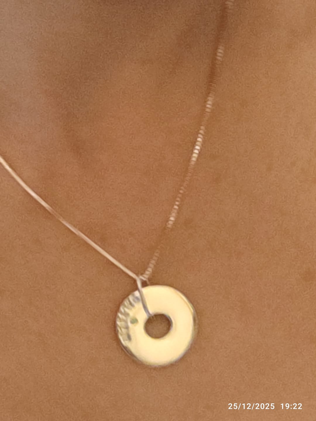 Customer photo review of Medalla De Plata Con Colgante Personalizable y Circón - Leonor