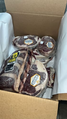 Caja de un cliente con Arrachera Outside Limpia y otros cortes de carne, todos empacados al vacío.