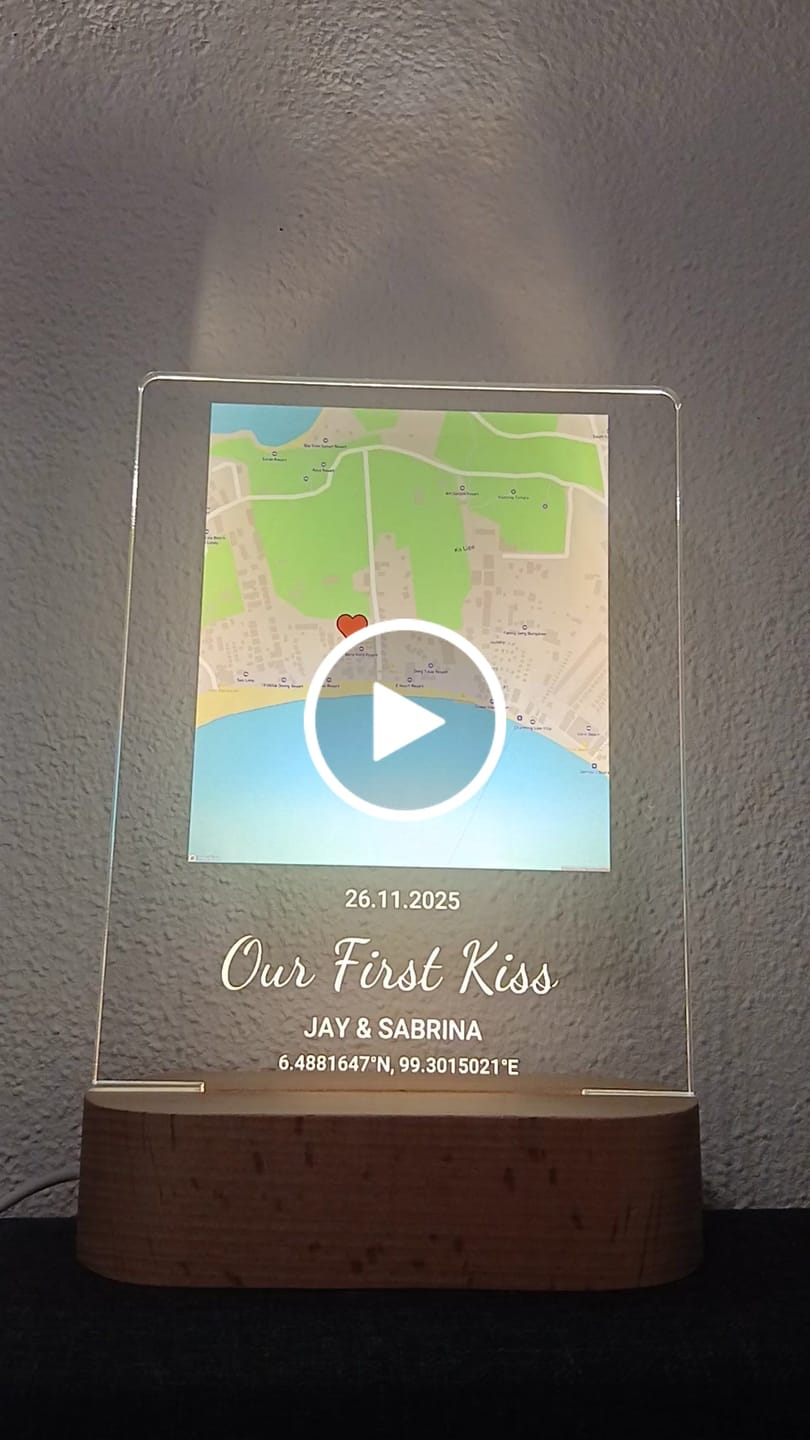 Customer video review of Wo alles begann - Personalisiertes Nachtlicht mit LED-Holzfuß (14x20)