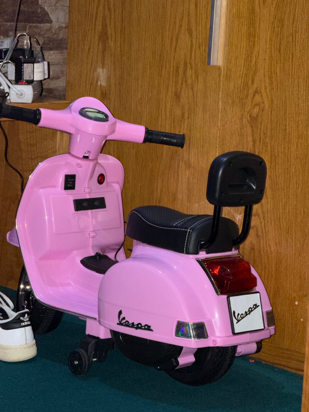 Customer photo review of Mini Vespa PX150 Elétrica para Crianças 6v Rosa c/ rodas de plástico
