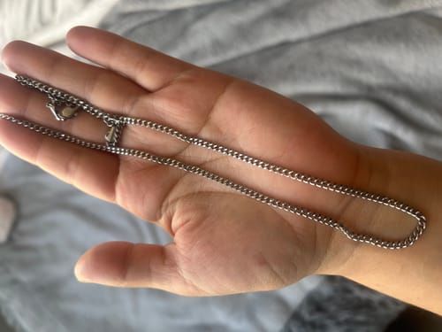 Cliente sosteniendo la delgada Cadena Miami Cuban 3mm en la palma de su mano.